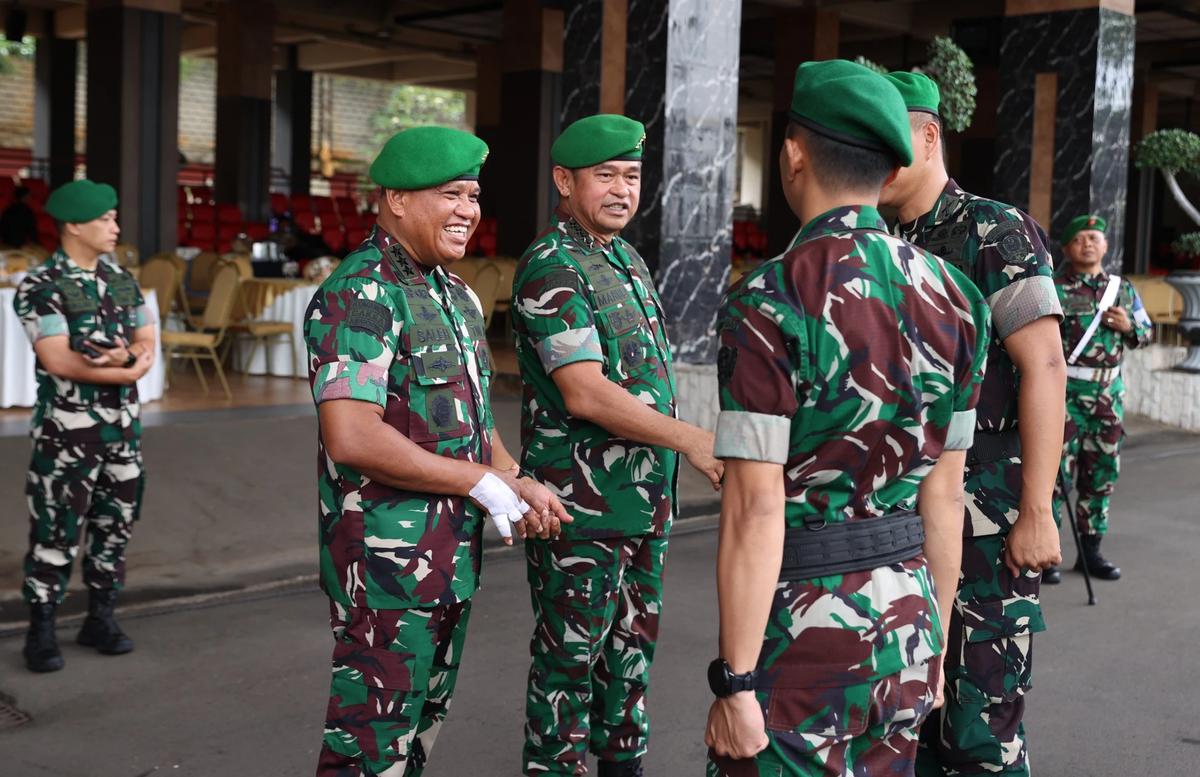 FOTO: Momen Hangat Kasad Maruli  Bersama Prajurit di Halal Bihalal Mabesad