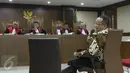 Mantan Sekretaris MA Nurhadi saat menjalani sidang kasus suap Panitera PN Jakpus di Pengadilan Tipikor, Jakarta, Rabu (26/10).  Nurhadi menjadi saksi terdakwa Edy Nasution. (Liputan6.com/Helmi Afanadi)