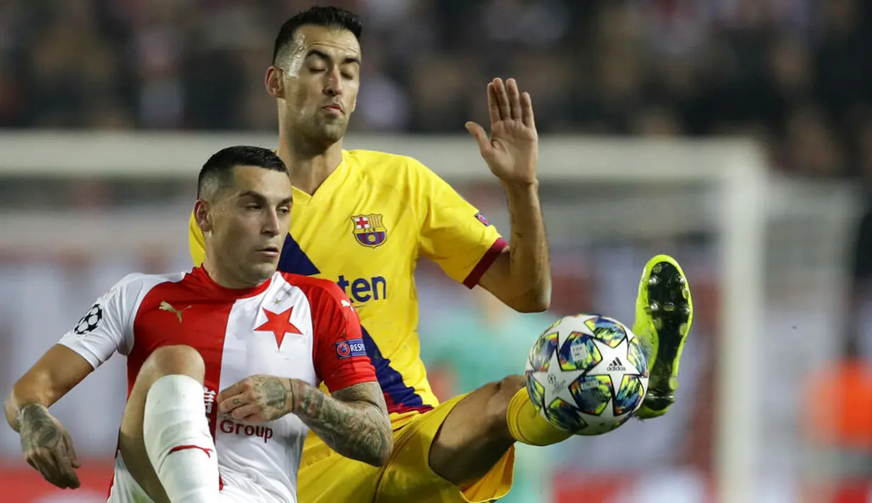 Gelandang Barcelona, Sergio Busquets, berebut bola dengan pemain Slavia Praha, Nicolae Stanciu, pada laga Liga Champions 2019 di Stadion Sinobo, Rabu (23/10). Barcelona menang 2-1 atas Slavia Praha. (AP/Petr David Josek)