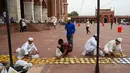 Relawan menyiapkan piring makanan untuk umat Muslim saat mereka berbuka puasa di Masjid Jama pada hari pertama bulan suci Ramadhan, di New Delhi (14/4/2021). Masjid ini didirikan oleh Kaisar Mogul, Syah Jehan, yang juga membangun Taj Mahal. (AFP/Prakash Singh)