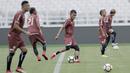 Striker Persija Jakarta, Rudi Widodo, menendang bola saat latihan jelang laga perdana Liga 1 di SUGBK, Jakarta, Kamis (22/3/2018). Persija akan berhadapan dengan Bhayangkara FC. (Bola.com/M Iqbal Ichsan)