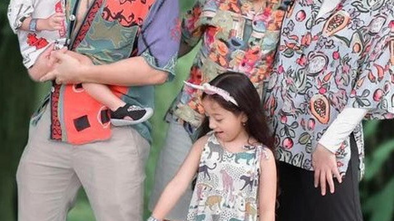 Sonny juga kerap memakai aksesoris seperti kalung. Penampilan terbarunya pun curi perhatian warganet. Namun menurut sang istri tak ada yang salah dengan penampilan suaminya.