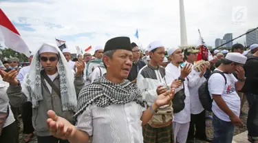 Massa berdoa bersama saat aksi Reuni 212 di kawasan Monas, Jakarta, Sabtu (2/12). Aksi yang diselenggarakan sebagai bentuk reuni kegiatan 2 Desember 2016 itu diisi dengan pembacaan zikir, salawat serta salat berjamaah. (Liputan6.com/Herman Zakharia)