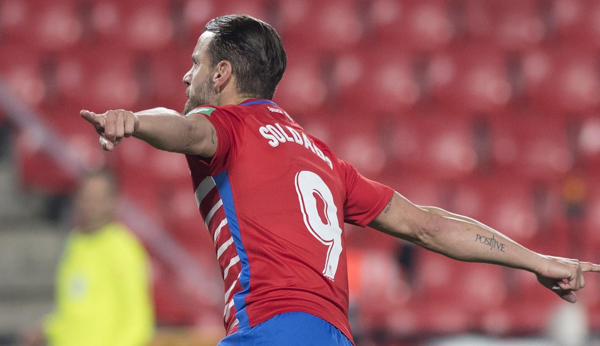Striker Granada, Roberto Soldado melakukan selebrasi usai mencetak gol kedua timnya ke gawang Barcelona dalam laga perempatfinal Copa del Rey 2020/21 di Nuevo Los Carmenes Stadium, Rabu (3/2/2021). Granada kalah 3-5 (2-2) dari Barcelona melalui babak extra time. (AFP/Jorge Guerrero)