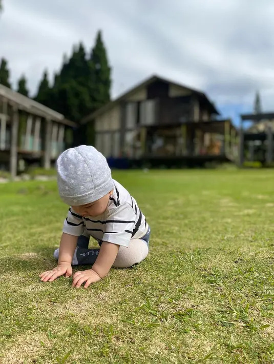 Nadine kenalkan anak dengan rumput [Instagram/nadinelist]