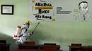Petugas Palang Merah Indonesia (PMI) menyemprotkan cairan disinfektan di SMA 70 Jakarta, Kamis (27/1/2022). Pemprov DKI Jakarta mencatat ada 90 sekolah ditutup sementara akibat ditemukannya kasus COVID-19 varian Omicron yang tersebar di lima kota administrasi DKI Jakarta. (merdeka.com/Imam Buhori)