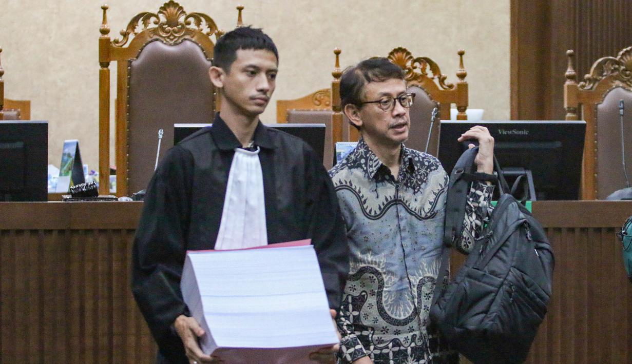 Selain pidana penjara, JPU juga menuntut hukuman denda sebesar Rp1 miliar untuk masing-masing terdakwa dengan ketentuan subsider 190 hari kurungan. Tampak dalam foto, terdakwa kasus dugaan korupsi tata kelola minyak mentah dan produk kilang pada PT Pertamina Subholding dan Kontraktor Kontrak Kerja Sama (KKKS) tahun 2018-2023, Toto Nugroho (kanan), usai menjalani sidang tuntutan di Pengadilan Tindak Pidana Korupsi (Tipikor), Jakarta, Rabu (22/4/2026). (merdeka.com/Arie Basuki)