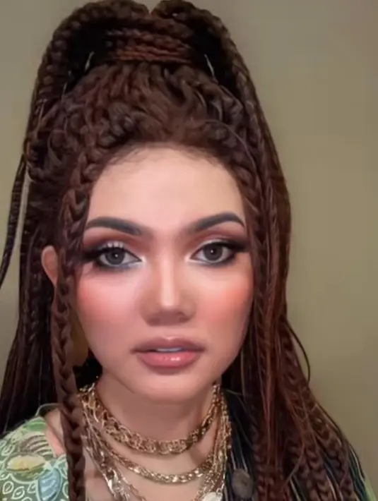 Meski hanya sebatas rambut palsu, terlihat penata rias rambut sukses menjadikan penampilan Rina Nose dengan rambut kepang ini banjir pujian Selaras dengan perannya yang berlaga ala gangster. (Liputan6.com/IG/@rinanose16).