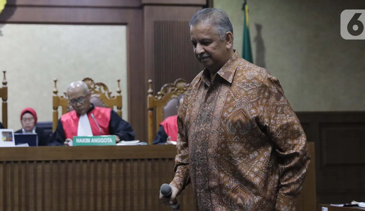 Terdakwa dugaan suap proyek PLTU Riau-1 yang juga mantan Dirut PLN, Sofyan Basir saat menjalani sidang pembacaan tuntutan di Pengadilan Tipikor, Jakarta, Senin (10/7/2019). Sofyan Basir dituntut 5 tahun penjara ditambah denda Rp200 juta subsider 3 bulan kurungan. (Liputan6.com/Helmi Fithriansyah)