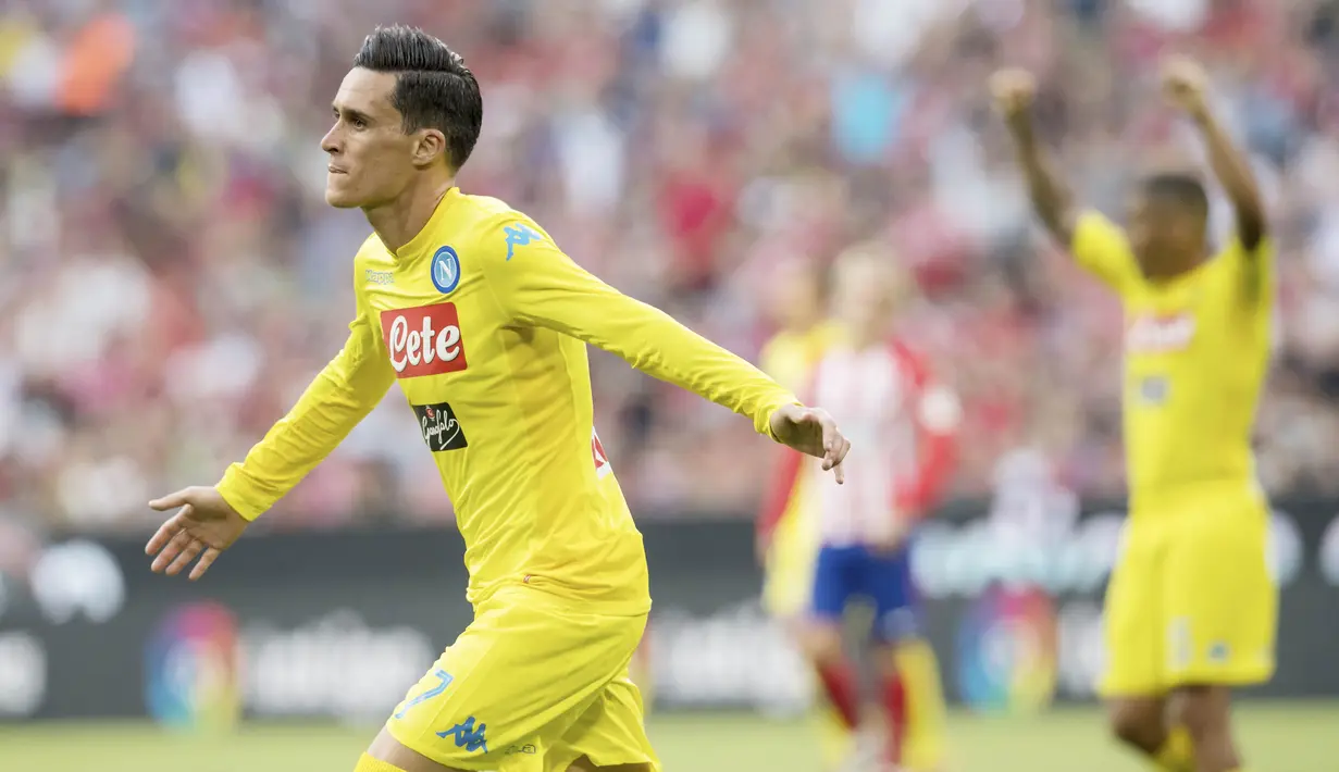 Striker Napoli, Jose Callejon, melakukan selebrasi usai mencetak gol ke gawang Atletico Madrid pada laga turnamen pramusim Audi Cup 2017 di Stadion Allianz, Munchen, Selasa (1/8/2017). Atletico Madrid menang 2-1 atas Napoli. (AP/Sven Hoppe)