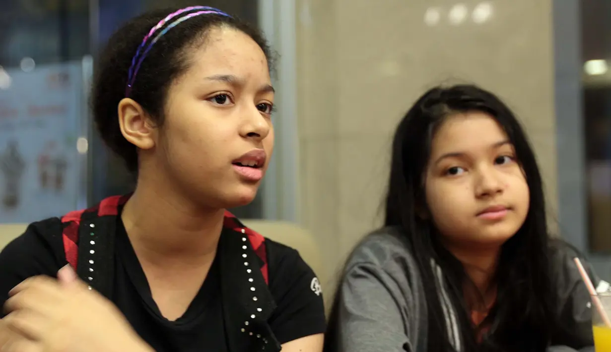 "Dia curhat kangen kita, kangen ingin meluk, dekat-dekat sama kita. Paling mami meluk selimut aku dan Alika. Mami kan bawa selimut kita, jadi kalau kangen biasanya pakai selimut kita dua-duanya," tutur Aurelia Callista. (Deki Prayoga/Bintang.com)