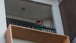 Gelandang Timnas Indonesia, Stefano Lilipaly, bermain handphone saat berada di balkon Hotel Aston Sentul, Jawa Barat, Rabu (14/12/2016). (Bola.com/Vitalis Yogi Trisna)