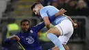 Gelandang Chelsea, Ruben Loftus-Cheek berebut bola penyerang Malmo, Antonio Čolak pada matchday keempat Grup H Liga Champions di Eleda Stadion, Rabu (3/11/2021) dini hari WIB. Hakim Ziyech membawa Chelsea menang dengan skor tipis 1-0 atas Malmo. (Andreas Hillergren/TT News Agency via AP)