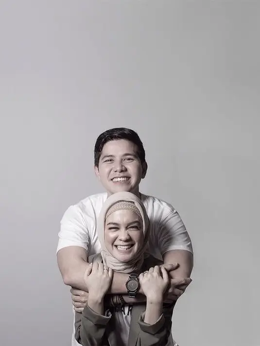 “Buat gw kebahagiaan itu sederhana, selama bisa ketemu dengan mantan pacar (baca: ISTRI) tiap hari 😆,” tulis Haykal Kamil. (Instagram/haykalkamil)