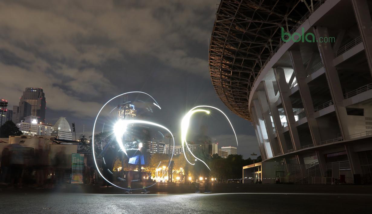 Komunitas sepeda membentuk angka 60 untuk memperingati Earth Hour 2018 di Stadion Utama Gelora Bung Karno, Jakarta (24/3/2018). Earth Hour 2018 menjadikan Stadion Utama GBK sebagai ikon menyambut Asian Games 2018. (Bola.com/Nick Hanoatubun)