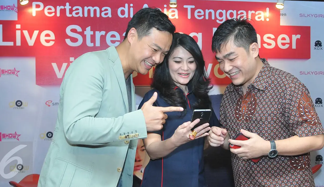 Sean Tham, Revie Sylviana dan Yudis Tjoe saat peluncuran online streaming iShow konser Aliando Syarief, Jakarta, Selasa (22/12/2015). (Liputan6.com/Gempur M Surya)