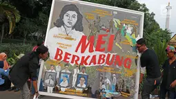Peserta aksi dari JSKK memajang mural saat menggelar aksi kamisan ke-493 di depan Istana Negara, Jakarta, Kamis (18/5). Aksi tersebut untuk mengingatkan Presiden Jokowi atas banyaknya kasus pelanggaran HAM berat masa lalu. (Liputan6.com/Immanuel Antonius)