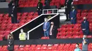 Sir Alex Ferguson menghadiri laga Manchester United melawan Southampton pada laga Premier League di Old Trafford, Selasa (14/7/2020). Mengenakan masker di bawah hidung, Sir Alex Ferguson jadi sorotan di media sosial. (AP/Peter Powell,Pool)