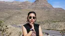 Kamu bisa contek inspirasi fashion pemain '99 Nama Cinta' saat traveling ke Grand Canyon, Arizona, Amerika Serikat ini. Tetap memesona dengan sleeveless outer warna hitam dan tambahan sunglasses.(Liputan6.com/IG/@adindathomas)