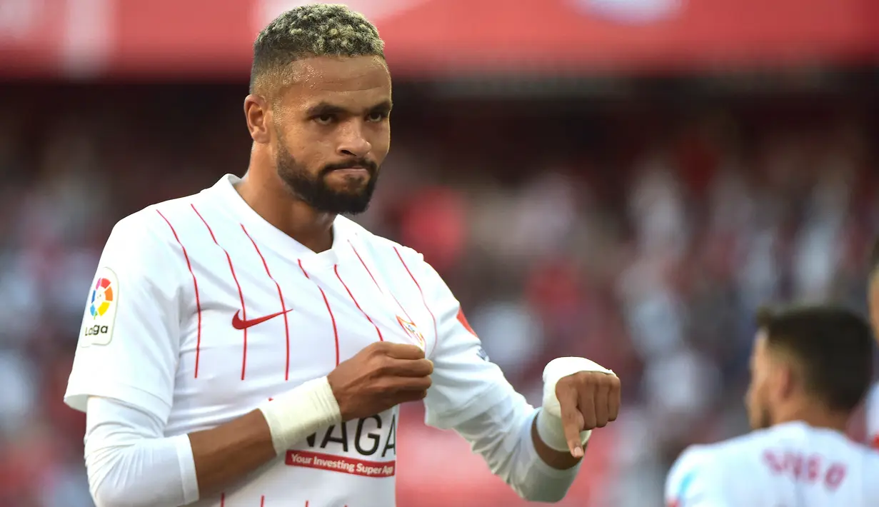 Youssef En-Nesyri. Striker Maroko berusia 25 tahun yang telah memperkuat Sevilla selama 2,5 musim ini memiliki nilai pasar 25 juta euro atau setara Rp376 milar. Ia didatangkan dari sesama klub Spanyol Leganes pada tengah musim 2019/2020 dengan nilai transfer 20 juta euro dan masih terikat kontrak hingga Juni 2025. Hingga kini ia telah tampil dalam 107 laga bersama Sevilla di semua ajang dengan torehan 35 gol dan 3 assist. Saat ini ia dan rekannya Lucas Ocampos tengah diminati oleh West Ham United di bursa transfer musim panas 2022/2023. (AFP/Cristina Quicler)