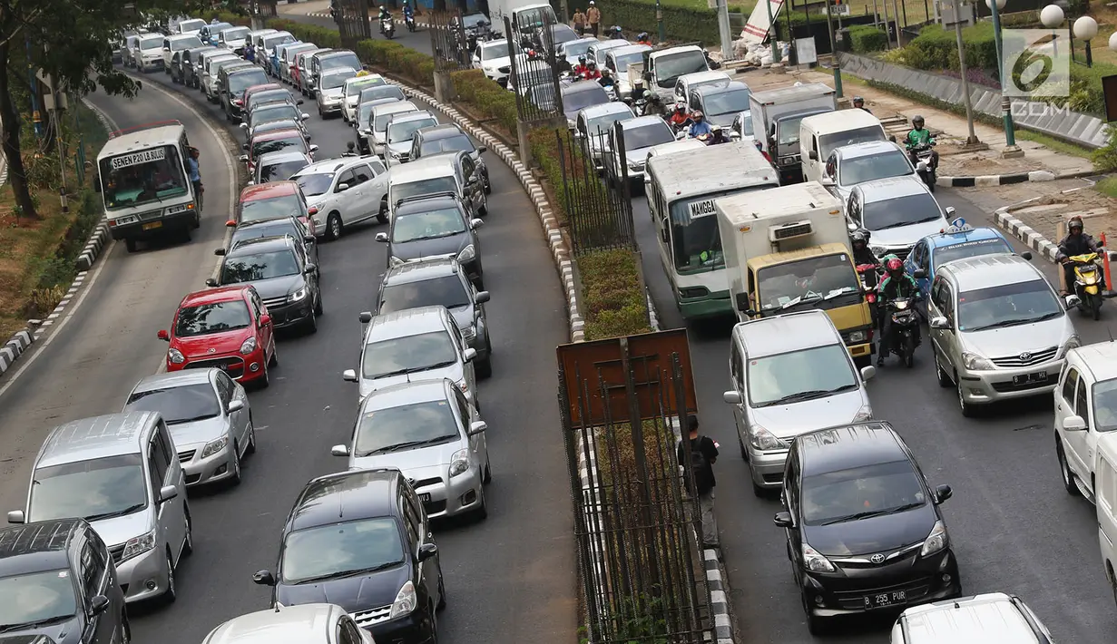 Kendaraan terjebak kemacetan di Jalan HR Rasuna Said, Jakarta, Rabu (6/9). Untuk mengatasi kemacetan, pemerintah mewacanakan pembatasan kendaraan mobil berdasarkan kapasitas mesin (CC kendaraan). (Liputan6.com/Immanuel Antonius)