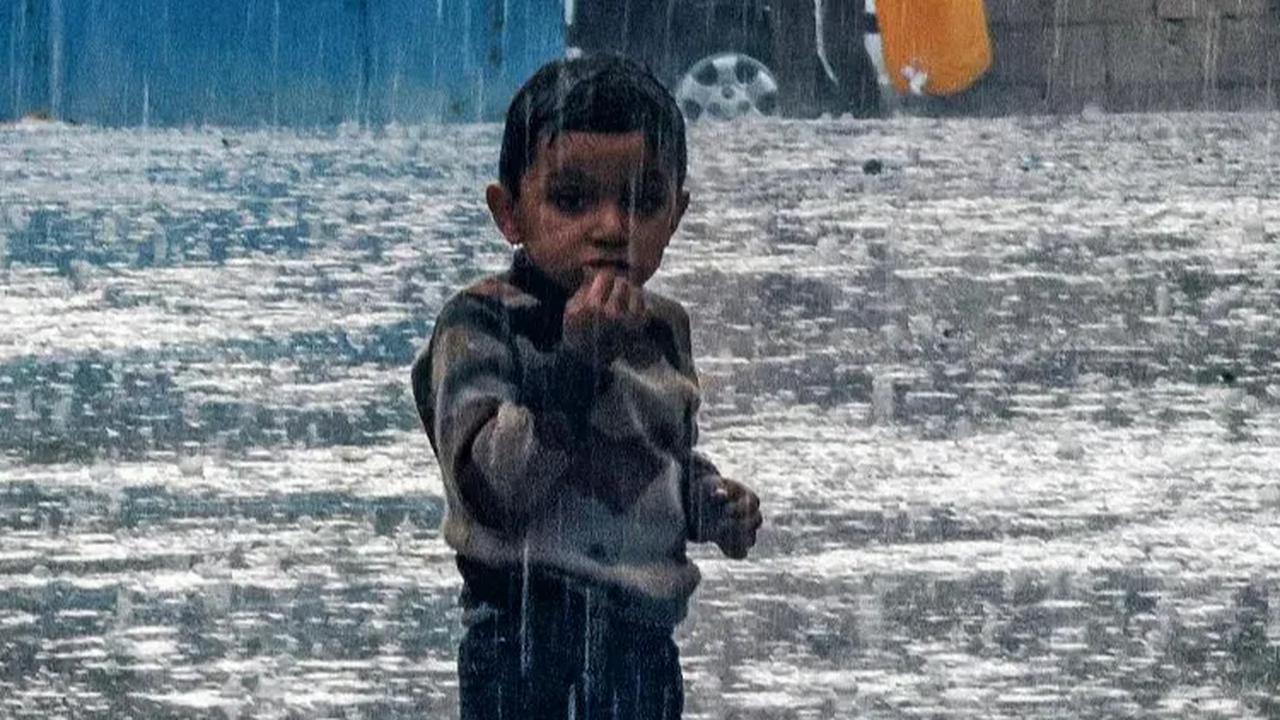 Seperti diketahui sudah lebih dari satu bulan warga Palestina di Gaza mengalami kesulitan air bersih akibat blokade pasokan air oleh negeri zionis, Israel. <br>