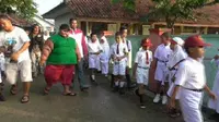 Hari pertama sekolah, Arya Permana, bocah obesitas asal Karawang batal belajar di sekolah. (Liputan6.com/Abramena)