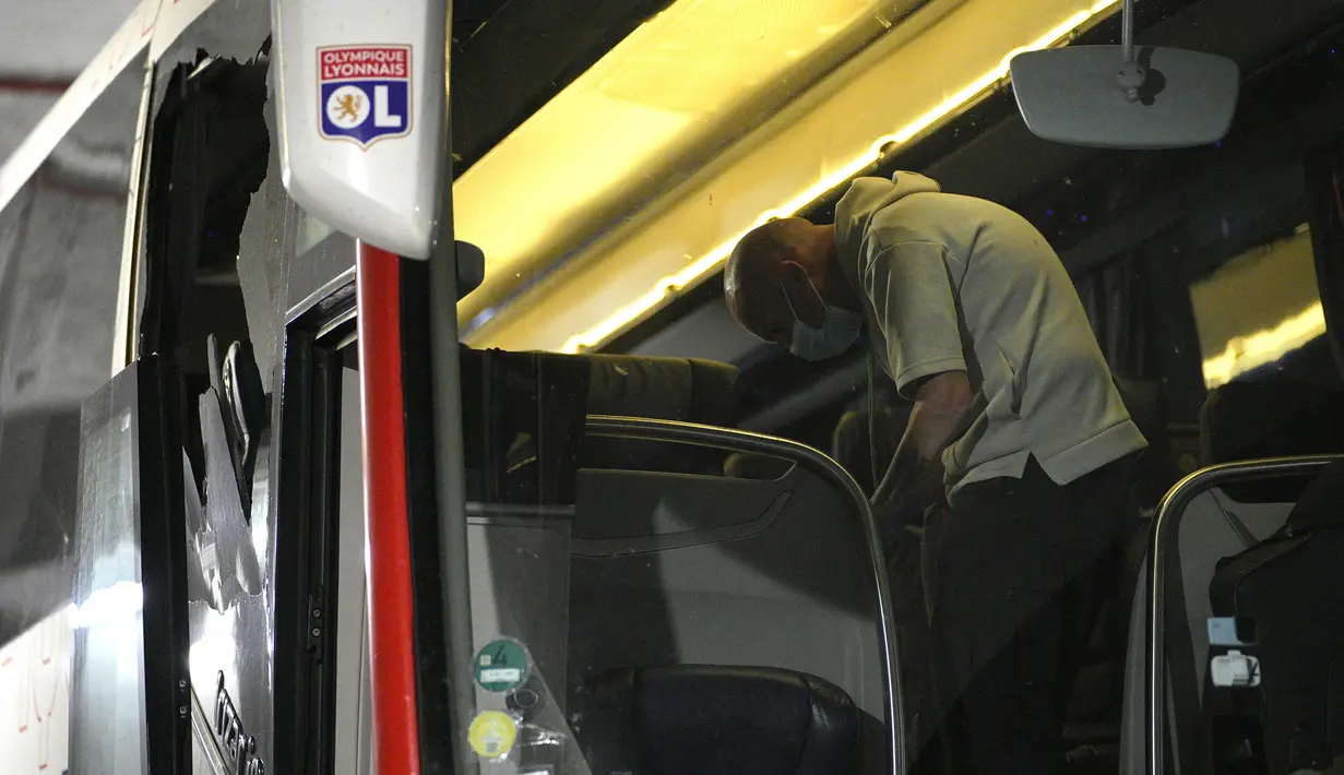 Seorang petugas memeriksa bus tim Lyon setelah terjadi penyerangan oleh suporter Marseille jelang laga pekan ke-10 Liga Prancis 2023 di Stade Velodrome, Marseille, Prancis pada Minggu (29/10/2023). (AP Photo/Daniel Cole)