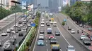 Arus lalu lintas sekitar area pembangunan jalan layang di perempatan Kuningan relatif lancar, Jakarta, Senin (28/12). Kepadatan lalu lintas terjadi akibat antrean kendaraan karena lampu merah dari arah Mampang menuju Kuningan. (Liputan6.com/Yoppy Renato)