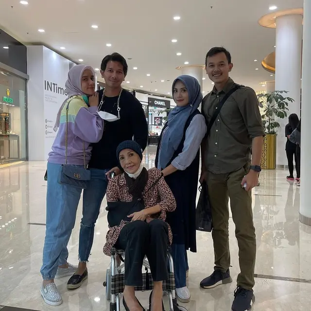 6 Potret Kebersamaan Elma Theana dan Sang Ibunda Waty Siregar, Penuh Kehangatan