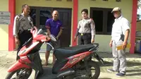 Azwar, PNS Palembang ditangkap karena terbukti mencuri sepeda motor di parkiran RS Pusri Palembang (Liputan6.com / Nefri Inge)