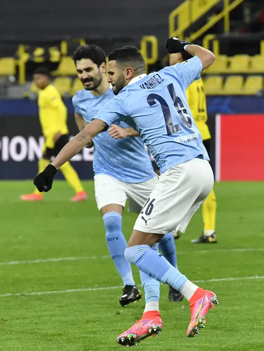Gelandang Manchester City, Riyad Mahrez berselebrasi usai mencetak gol ke gawang Borrusia Dortmund pada pertandingan leg kedua perempat final Liga Champions di stadion Signal Iduna Park di Dortmund, Jerman, Kamis (15/4/2021). City menang atas Dortmund 2-1. (AP Photo/Martin Meissner)