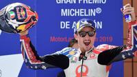 Ekspresi Jack Miller setelah finis ketiga pada MotoGP Aragon 2019 di Motorland Aragon, Minggu (22/9/2019). (AFP/Javier Soriano)