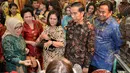 Presiden Joko Widodo mengunjungi stan makanan tradisional Indonesia usai menghadiri Inacraft 2015, Jakarta, Rabu (8/4/2015).Inacraft 2015 ke-17 diikuti 1.600 perusahaan dan berlangsung hingga 12 April mendatang. (Liputan6.com/Faizal Fanani)
