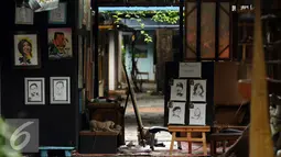 Beberapa karya karikatur terpajang di salah satu kios di Pasar Seni Ancol, Jakarta, Rabu (9/11). Meski terbilang sepi pengunjung, beberapa seniman memilih tetap bertahan dan terus berkarya di Pasar Seni Ancol. (Liputan6.com/Helmi Fithriansyah)