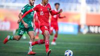 Bek Timnas Indonesia U-20, Dony Tri Pamungkas membawa bola dari kejaran pemain Irak, Charbel Awni Shamoon selama pertandingan Piala Asia U-20 di Stadion Lokomotiv, Rabu (1/3/2023). Irak berhasil menceploskan bola di menit ke-28 lewat Hayder Abdulkareem. Abdulkareem berhasil membobol gawang Daffa setelah menerima bola liar hasil sapuan Muhammad Ferarri. (Foto:Dok PSSI)