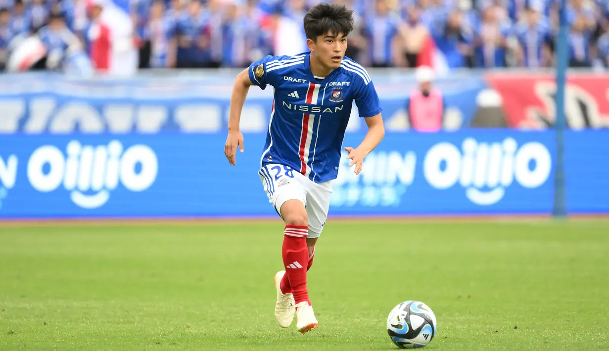 Pemain Yokohama Marinos, Riku Yamane menggiring bola saat laga J League pada 29/04/2023. (Dok. J-League)
