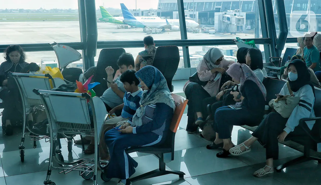 Sejumlah penumpang berada di Terminal 3 Bandara Internasional Soekarno-Hatta, Tangerang, Baten, Rabu (21/6/2023). PT Angkasa Pura (AP) II memprediksi pergerakan penumpang penerbangan meningkat 23 persen atau mencapai 4,9 juta saat memasuki libur sekolah dan Idul Adha 1444 Hijriah/2023. (Liputan6.com/Angga Yuniar)