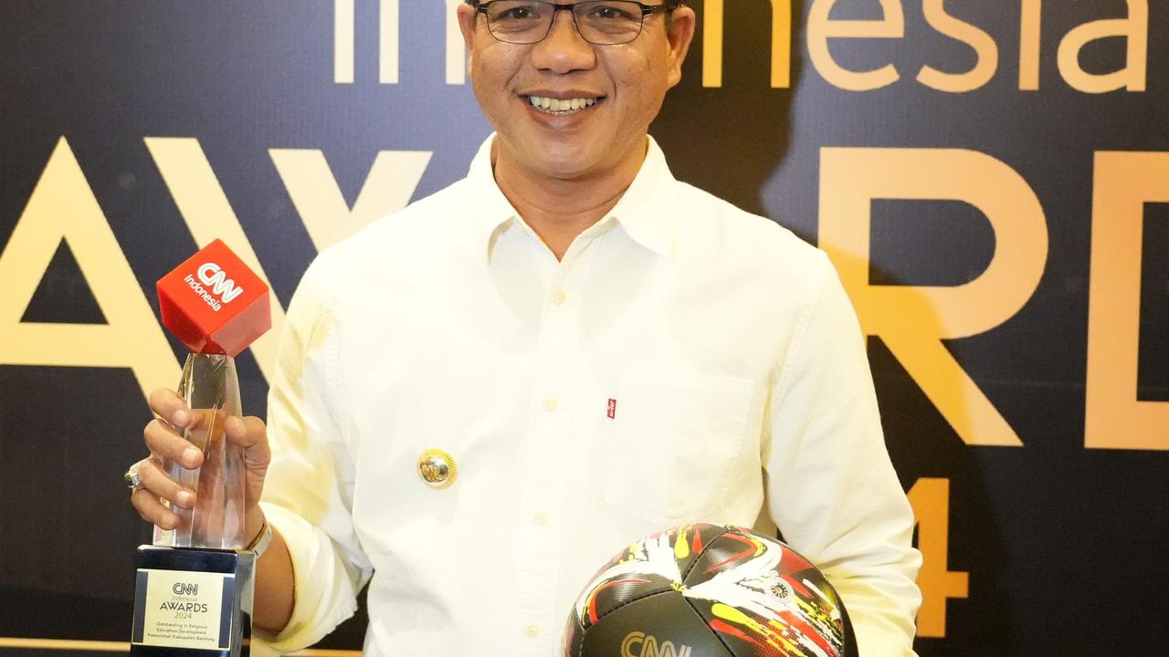 Bupati Bandung Dadang Supriatna Raih Penghargaan CNN Indonesia Award 2024