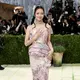 Untuk momen perdananya, Jisoo BLACKPINK mempercayakan tampilannya pada rumah mode Dior. [@jisoo_regal].