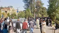 Orang-orang berkumpul di jalan-jalan di Herat setelah gempa berkekuatan magnitudo 6,3 melanda Afghanistan barat. (AFP)