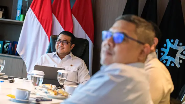 Menteri Ekonomi Kreatif, Teuku Riefky Harsya, menerima audiensi dari Yayasan Rawindra Kata Hara di Kantor Kementerian Ekraf, Rabu (12/11/2025) (dok. Biro Komunikasi Publik Kemenekraf)