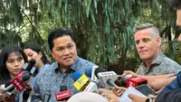 Menteri Pemuda dan Olahraga Erick Thohir dan pelatih timnas Indonesia John Herdman. (Liputan6.com/Lizsa Egeham)