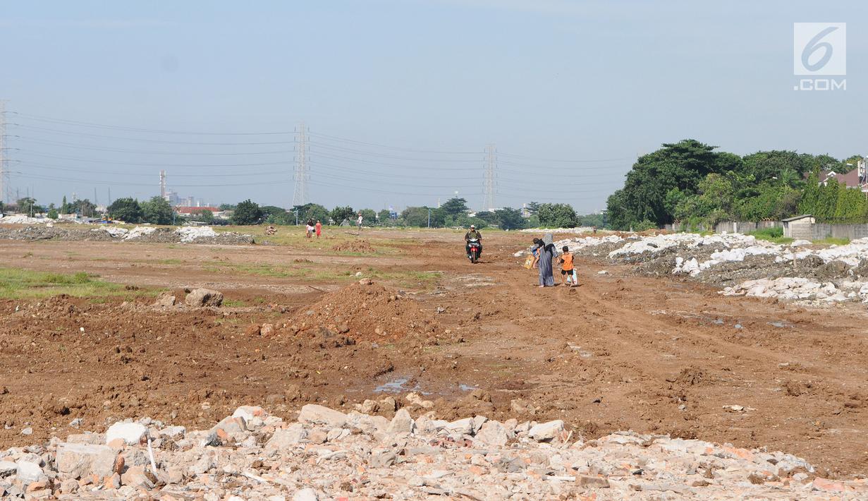 Suasana lahan Jakarta International Stadium di Sunter, Jakarta Utara, Kamis (14/3). Jakarta International Stadium ditargetkan akan selesai pada tahun 2021 mendatang dengan kapasitas sekitar 82.000 orang. (Liputan6.com/Herman Zakharia)