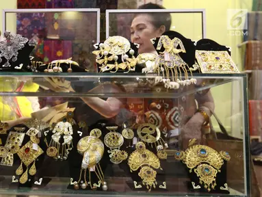Pengunjung melihat produk-produk UMKM dalam Pameran Karya Kreatif Indonesia (KKI) di Jakarta Convention Center, Jumat (20/7). Untuk ketiga kalinya, Bank Indonesia (BI) menyelenggarakan Pameran Kerajinan UMKM Binaan BI. (Liputan6.com/Angga Yuniar)