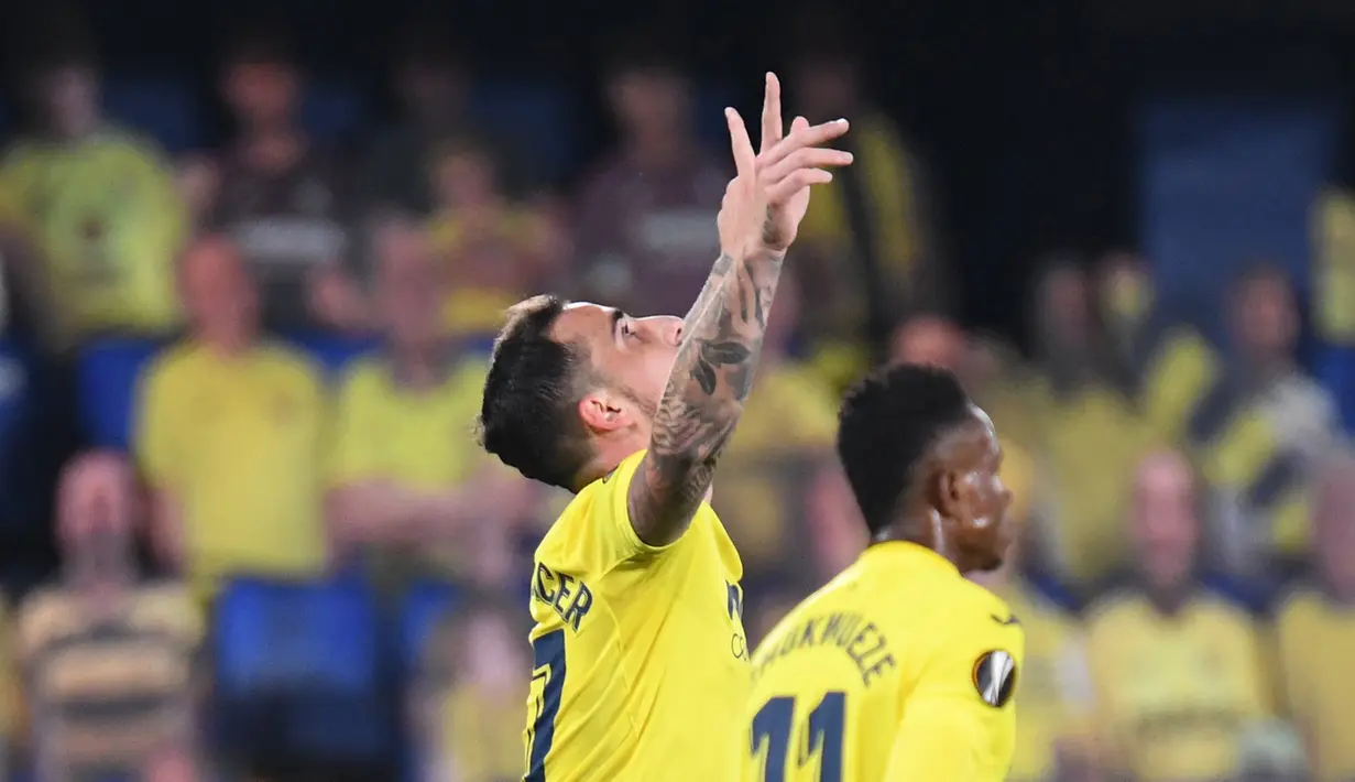 Striker Villarreal, Paco Alcacer melakukan selebrasi usai mencetak gol pertama timnya ke gawang Dinamo Zagreb dalam laga leg kedua perempatfinal Liga Europa 2020/2021 di La Ceramica Stadium, Villarreal, Kamis (15/4/2021). Villarreal menang 2-1 atas Dinamo Zagreb. (AFP/Jose Jordan)