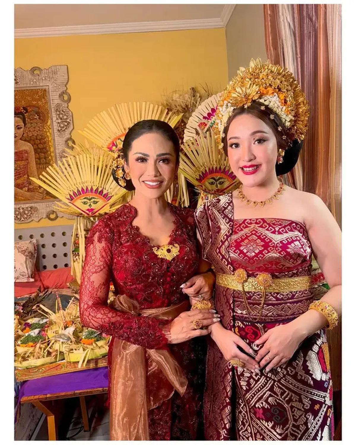 7 Pesona Krisdayanti Kenakan Kebaya Bali Brokat Merah di Nikahan Kakak Sarah Menzel