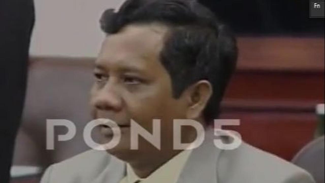 Mahfud MD, yang saat itu menjadi salah satu menteri Gus Dur juga terlihat hadir dalam rapat.