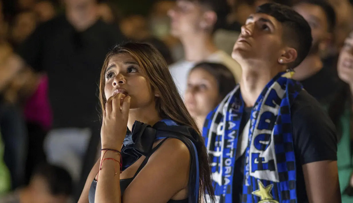 <p>Suporter Manchester City dan Inter Milan tampak antusias menyaksikan jalannya pertandingan. Namun, ekspresi berbeda ditampilkan kedua suporter saat pemain Manchester City Rodri mencetak gol ke gawang Inter Milan di menit ke-68. (Claudio Furlan/LaPresse via AP)</p>