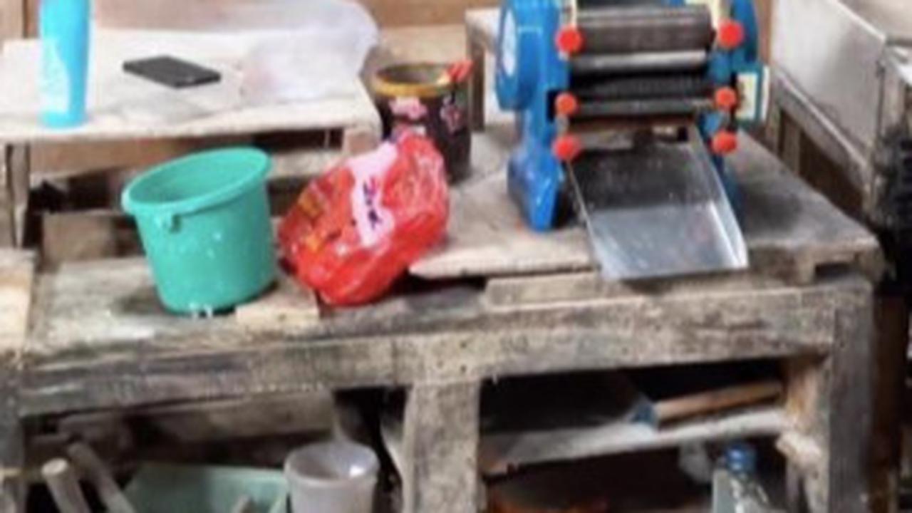 Pernah Hits Pada Zamannya, Begini Potret Pabrik Mi Jadul Berdinding Anyaman Bambu